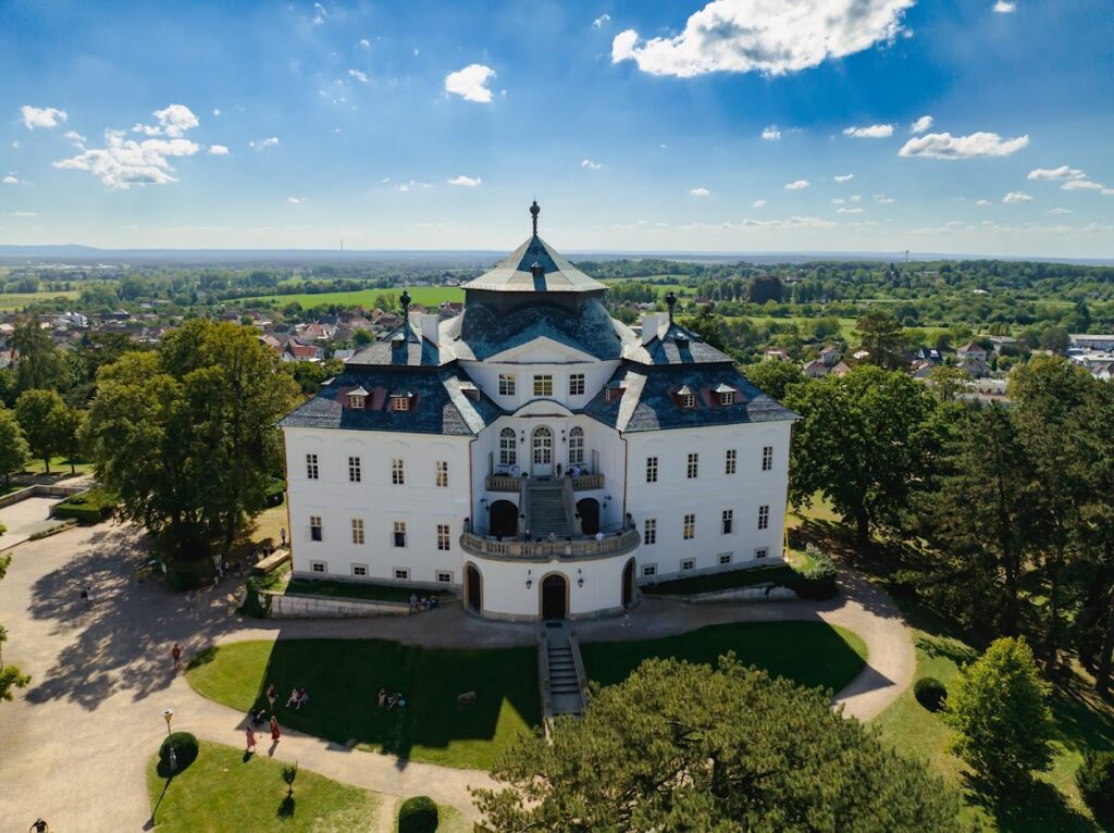 Karlova Koruna Chateau: A Baroque Residence of the Kinský Family 1 Karlova Koruna Chateau