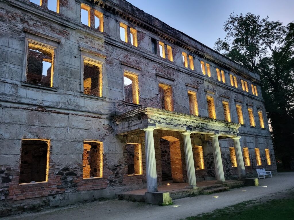 Zatonie Palace: Baroque Manor and Classical Residence in Poland 1 Zatonie Palace