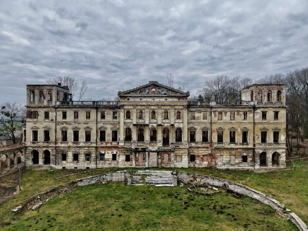 Palace in Sławików: A Historic Palace-and-Park Complex in Poland 2 Palace in Sławików