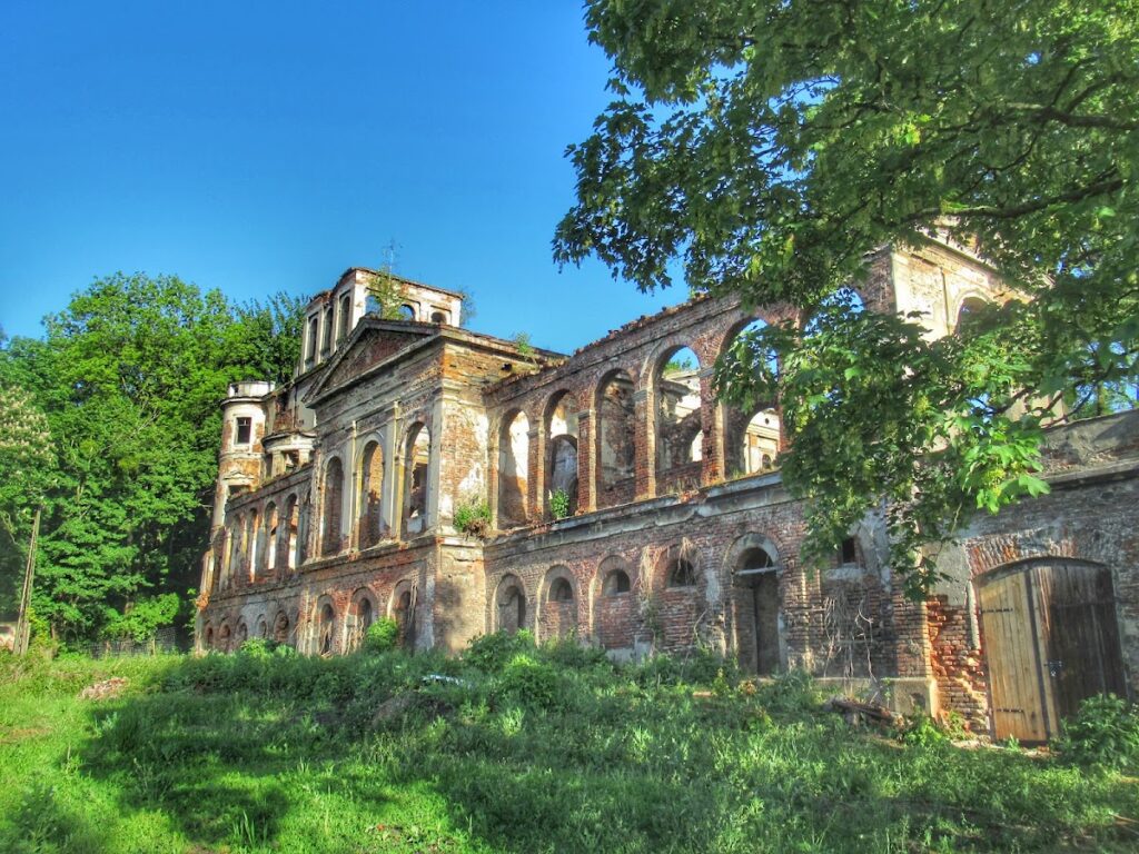 Palace in Sławików: A Historic Palace-and-Park Complex in Poland 4 Palace in Sławików