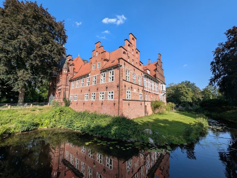 Schloss Bergedorf: Medieval Water Castle and Municipal Seat in Hamburg