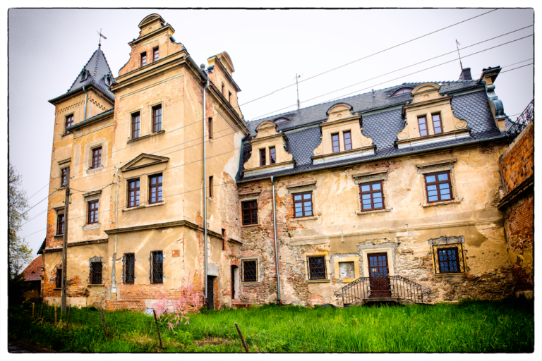 Palace in Nowizna: A Historic Estate Complex in Poland