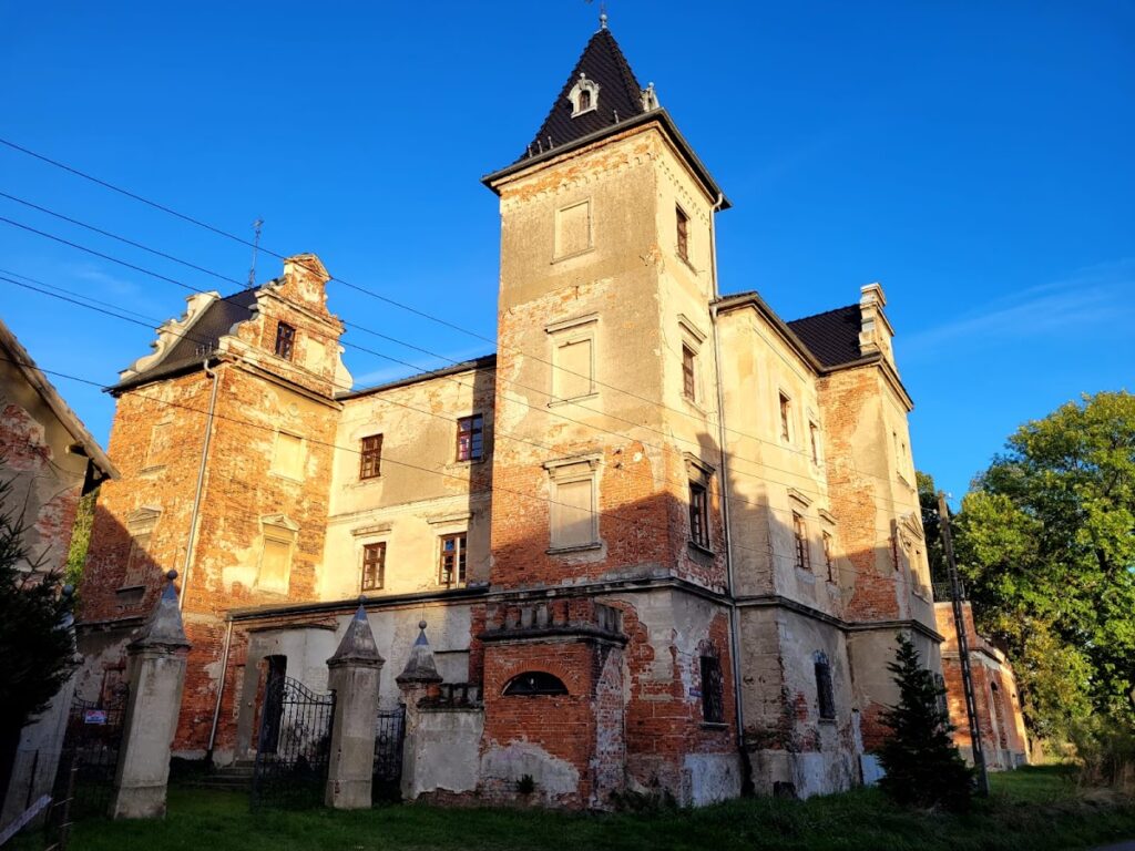 Palace in Nowizna: A Historic Estate Complex in Poland 2 Palace in Nowizna