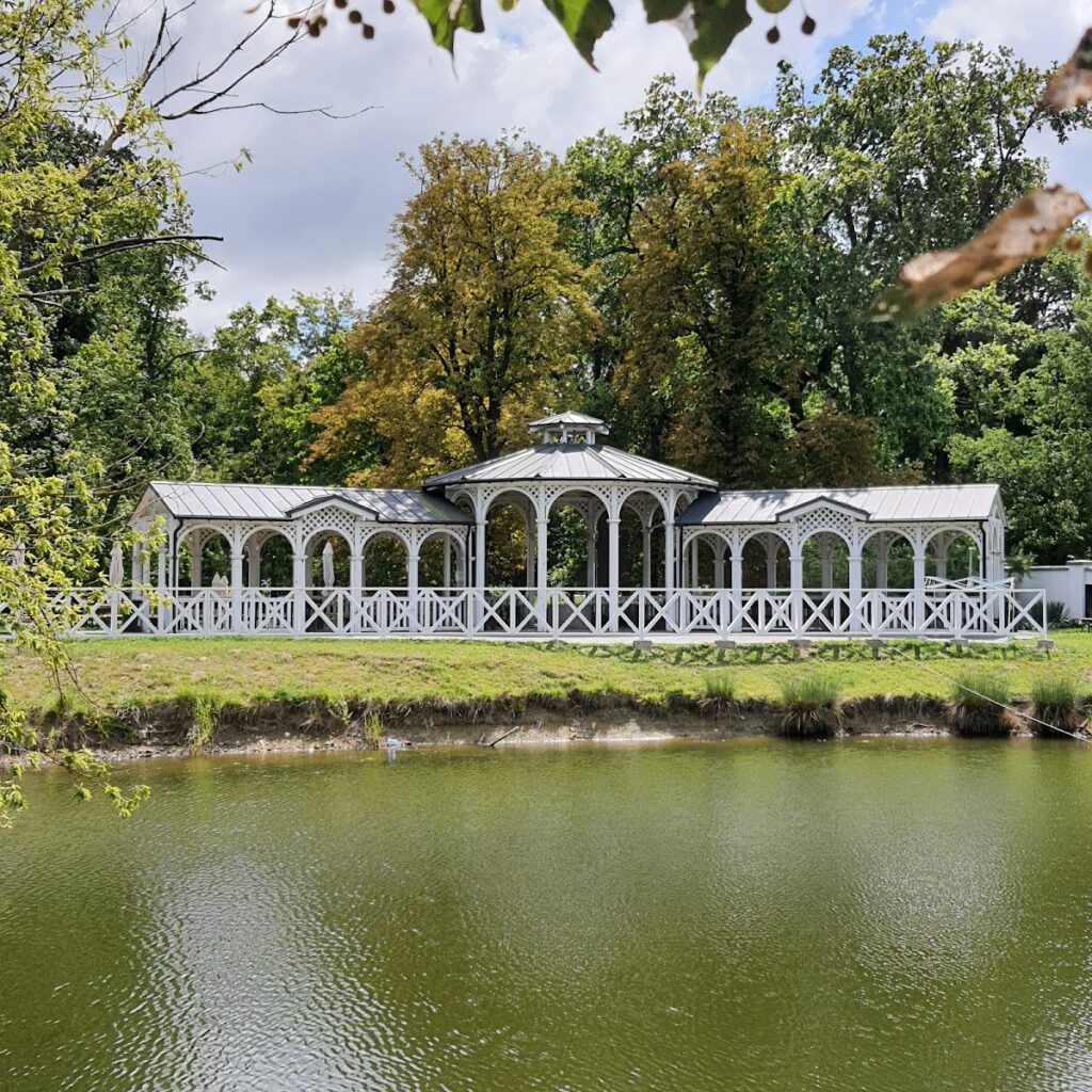 Palace in Sanniki: A Classicist Estate Residence in Poland 4 Palace in Sanniki