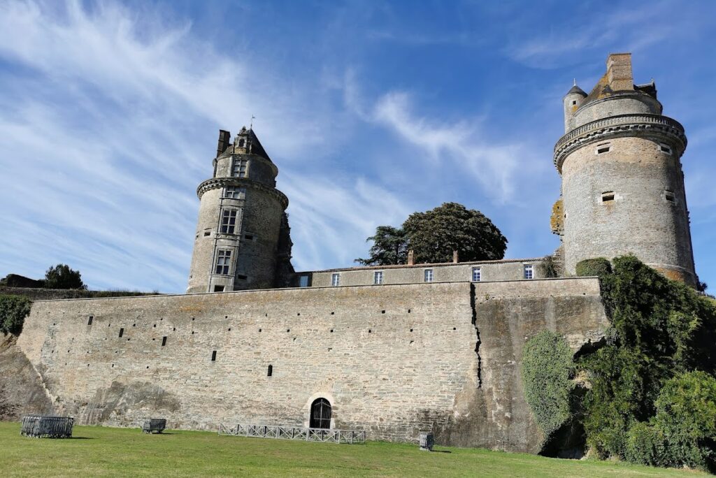 Château d’Apremont: a Renaissance Château on a Medieval Fortress Site 2 Château d'Apremont