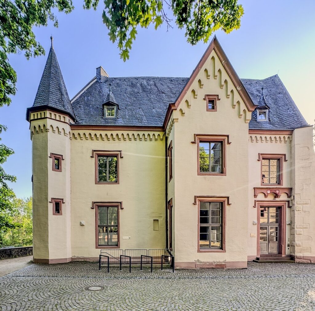 Heusenstamm Castle: A Historic Castle and Town Hall Complex 2 Heusenstamm Castle