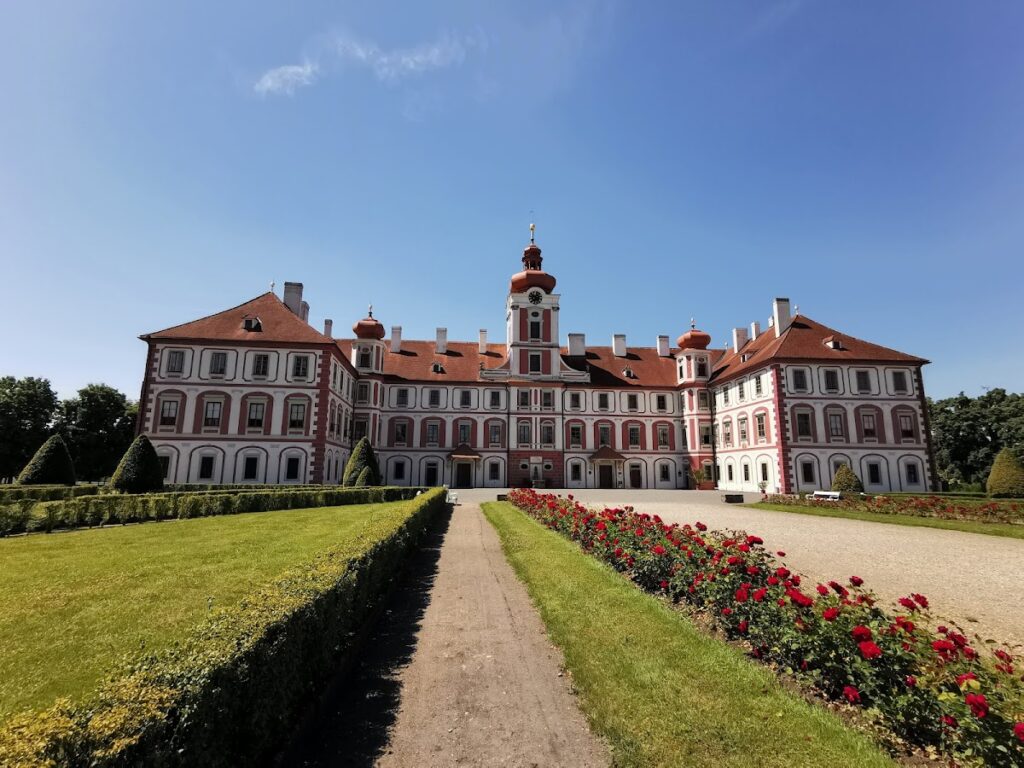 Mnichovo Hradiště Castle: A Renaissance and Baroque Noble Residence 1 Mnichovo Hradiště Castle