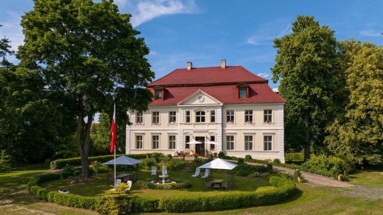 Chichy Palace: A Baroque and Neoclassical Residence in Poland