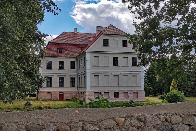 Chichy Palace: A Baroque and Neoclassical Residence in Poland