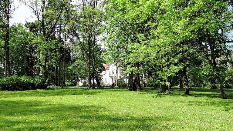 The Manor Complex in Zdunowo: A Modernized Late-Baroque Palace and Park Residence