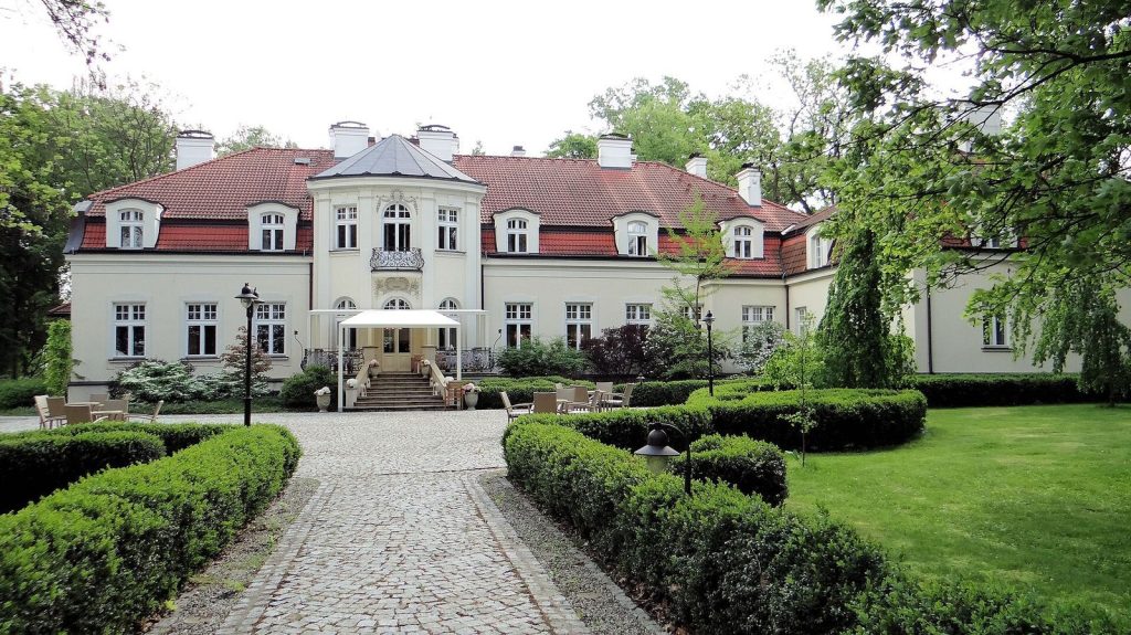 The Manor Complex in Zdunowo: A Modernized Late-Baroque Palace and Park Residence 2 The manor complex in Zdunowo