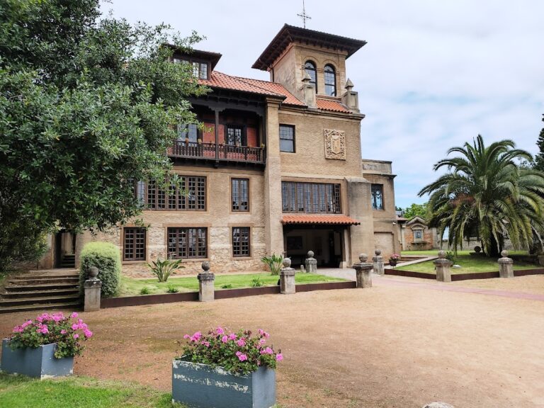 Palacio del Marqués de Albaicín: A Historic Palace in Noja, Spain