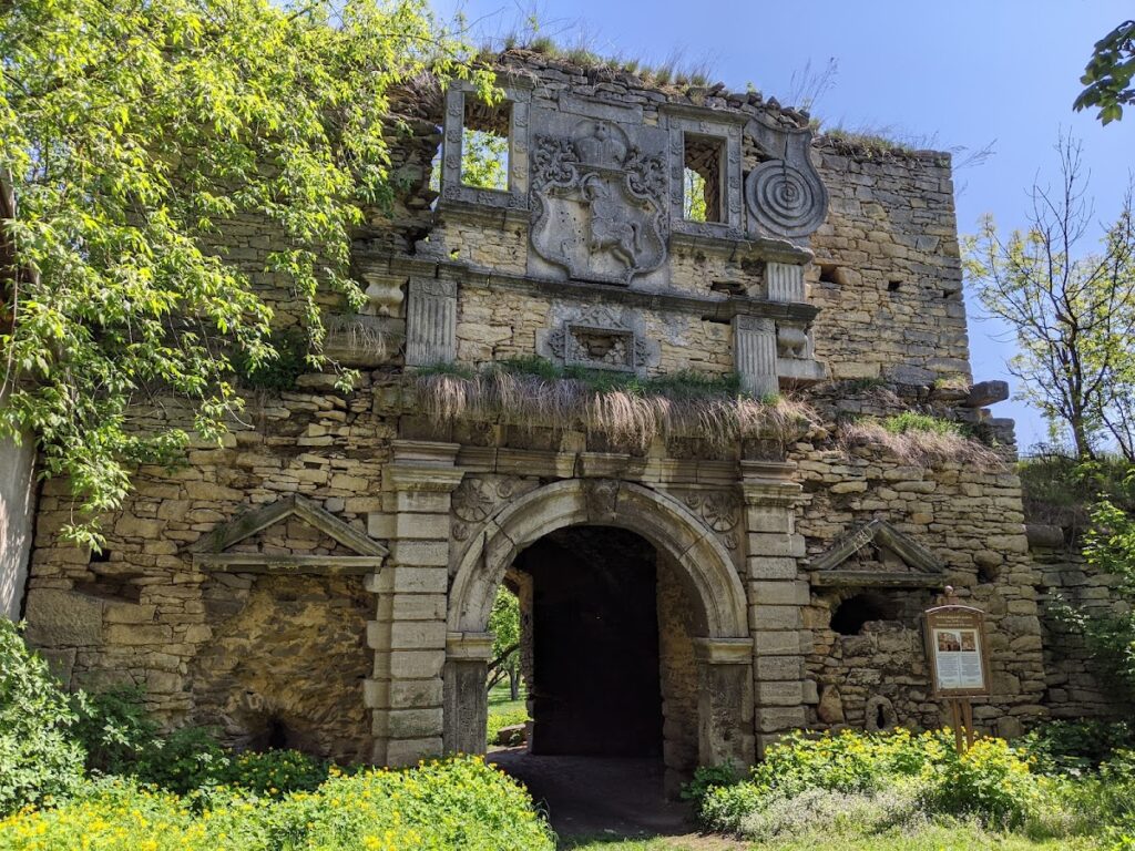 Chernelytsia Castle: A Renaissance Bastion Fortress in Ukraine 1 Chernelytsia Castle