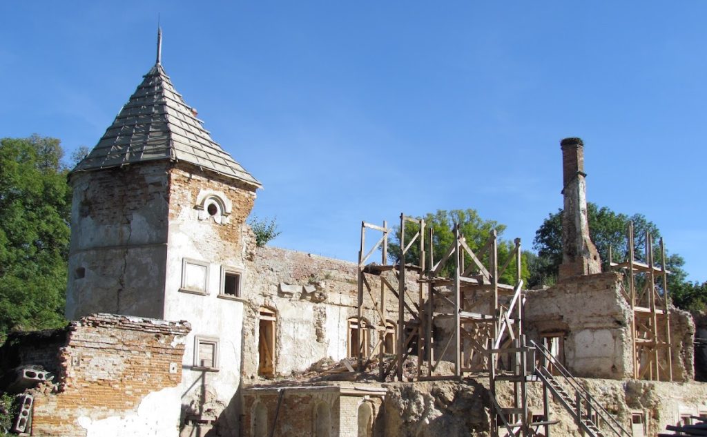 Pomoriany Castle: A Fortified Residence and Architectural Monument in Ukraine 5 Pomoriany Castle