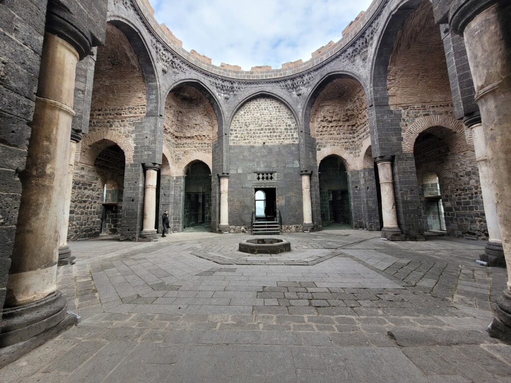 Diyarbakır Fortress: Historic City Walls and Citadel in Türkiye 4 Diyarbakır Fortress