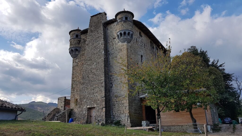 Château de Hautségur: A Medieval Watchtower and Renaissance Château in France 2 Château de Hautségur