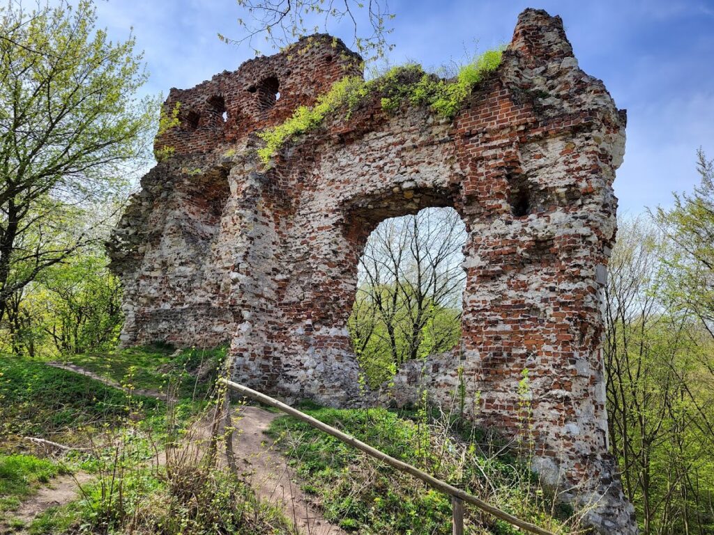 Bochotnica Castle: A Medieval Noble Stronghold in Poland 1 Bochotnica Castle