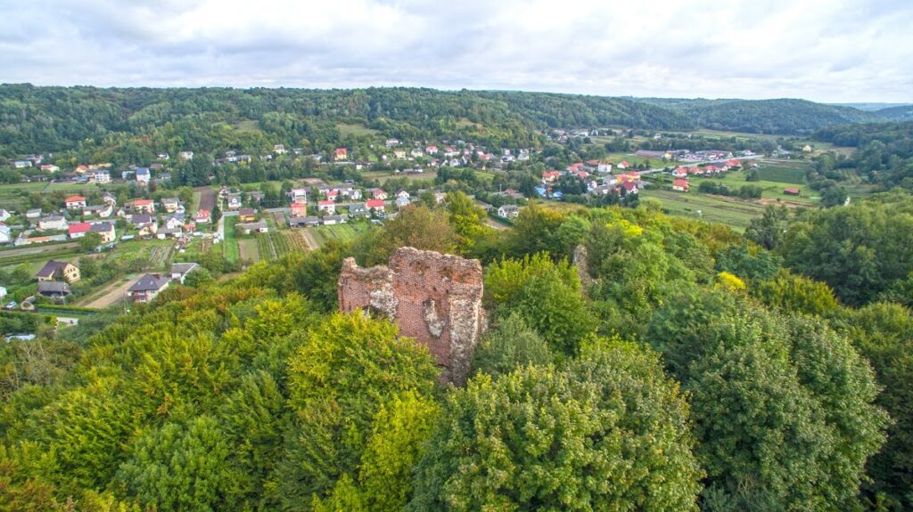 Bochotnica Castle: A Medieval Noble Stronghold in Poland 3 Bochotnica Castle