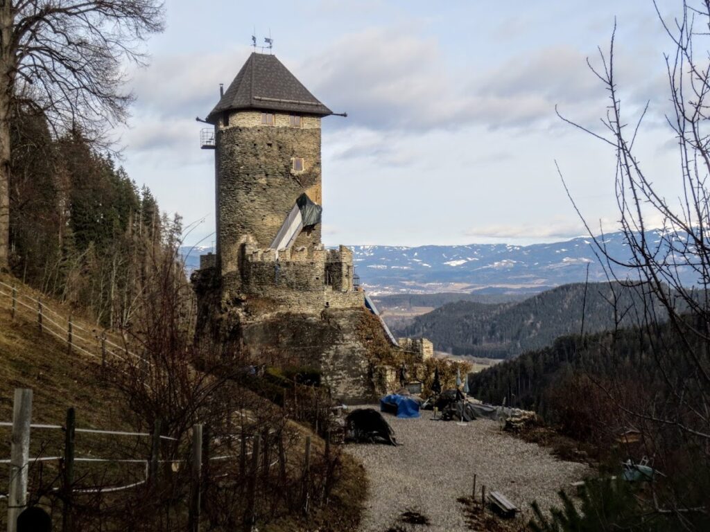Kraig Castle Ruins: Medieval Fortifications in Austria 1 Ruinen der Kraiger Schlösser