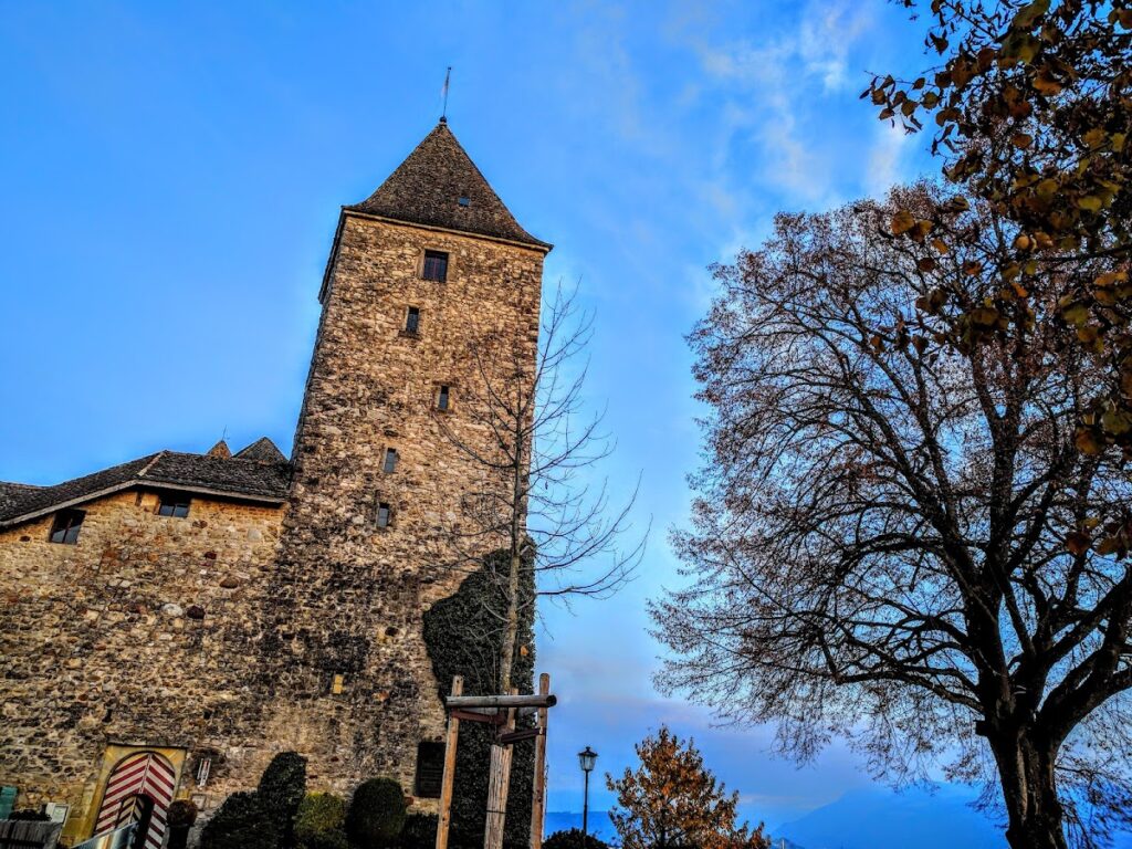 Rapperswil Castle: A Medieval Fortress and Cultural Center in Switzerland 3 Rapperswil Castle