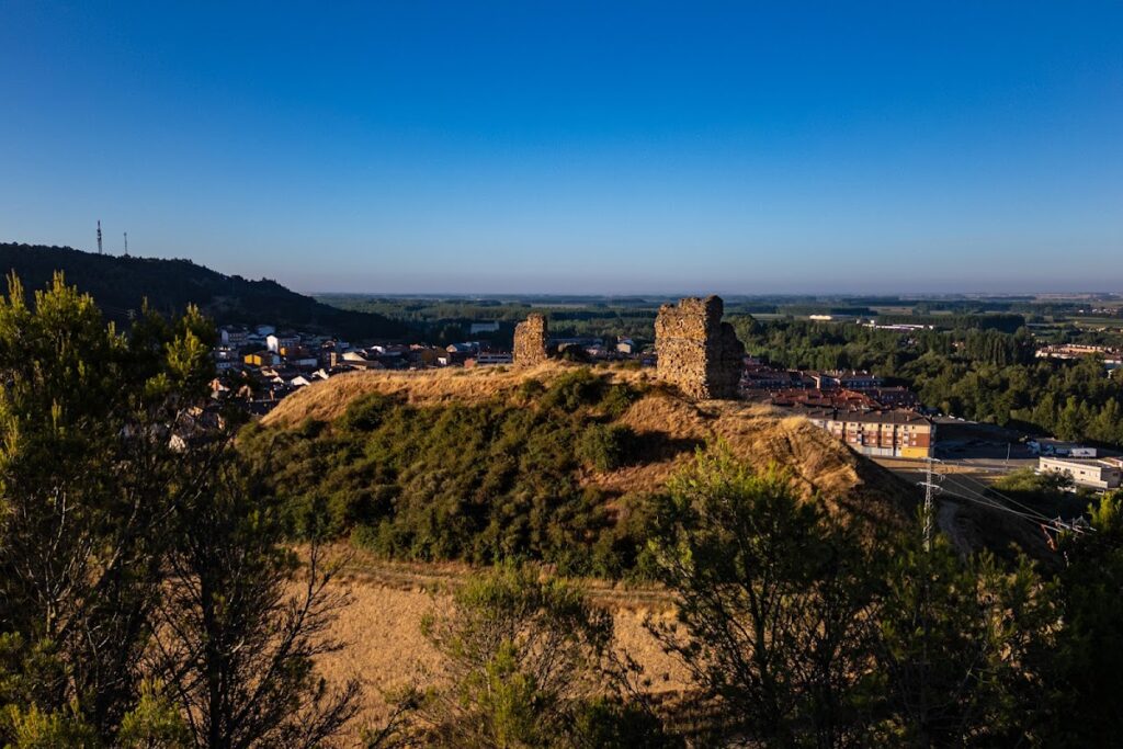 Castle of Saldaña: A Medieval Fortification in Spain 1 Castle of Saldaña