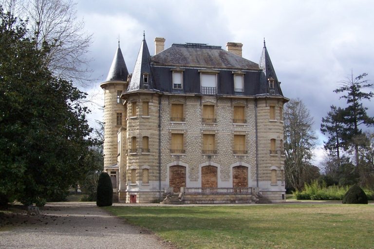 Château Chavat: A Twentieth-Century Estate in Podensac, France