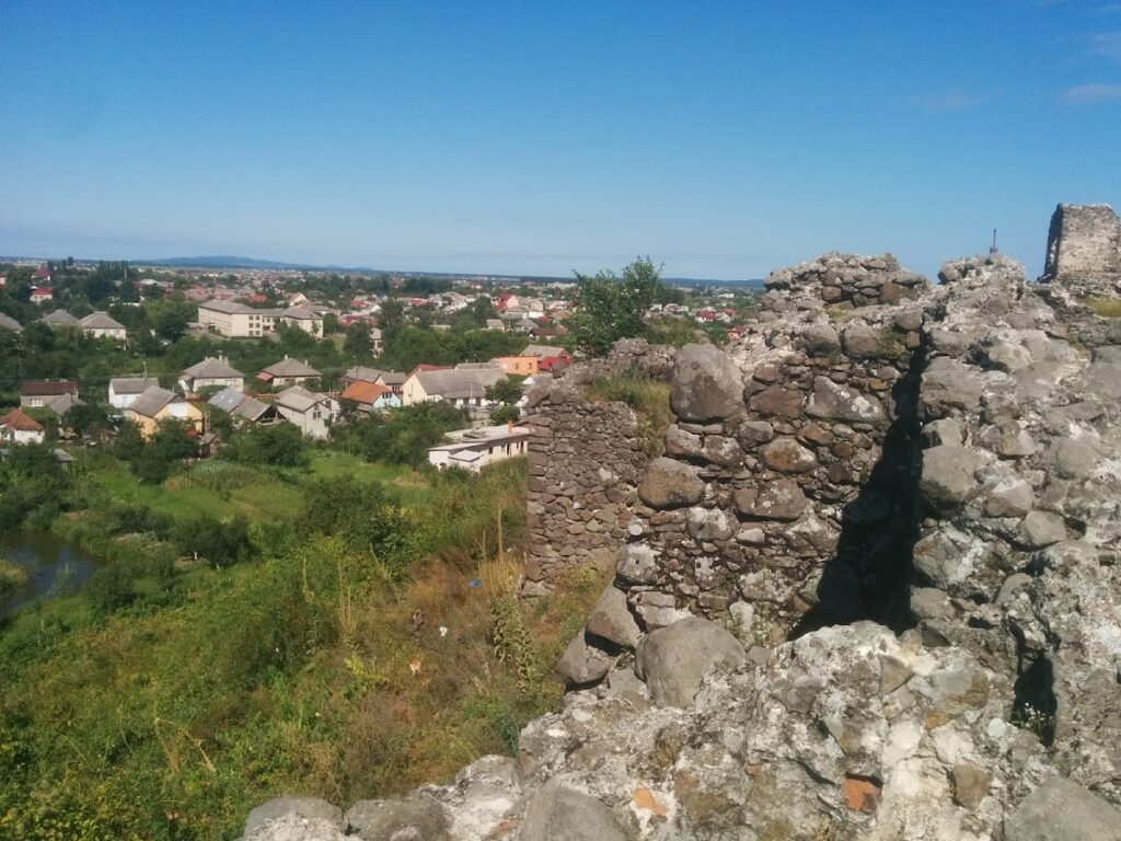 Vynohradiv Castle: A Medieval Earthwork Fortification in Ukraine 4 Vynohradiv Castle