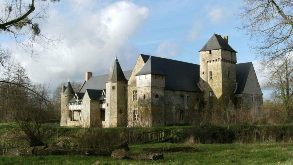 Château de la Courbe de Brée: A Medieval Seigneurial Castle in France 1 Château de la Courbe de Brée