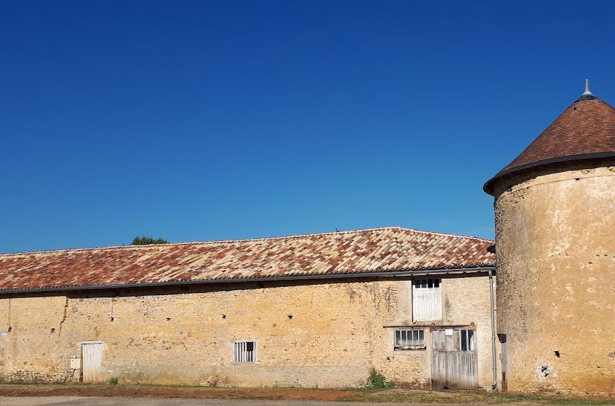 Château de Chambonneau: A Fortified Residence in France 2 Château de Chambonneau