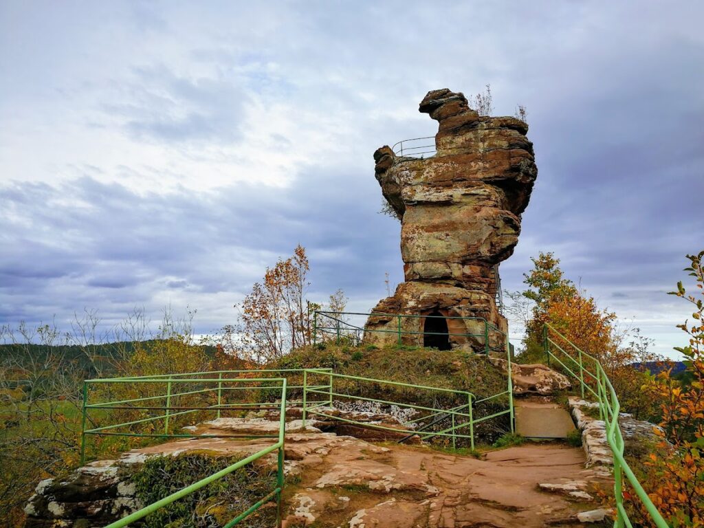 Drachenfels Castle: A Medieval Rock Castle in Germany 1 Drachenfels Castle