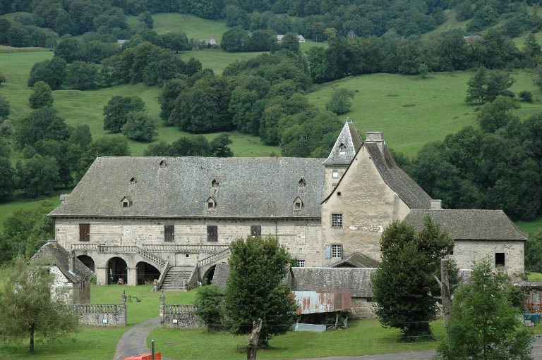 Château de Cropières: A Medieval Fortress Transformed into a Country Residence