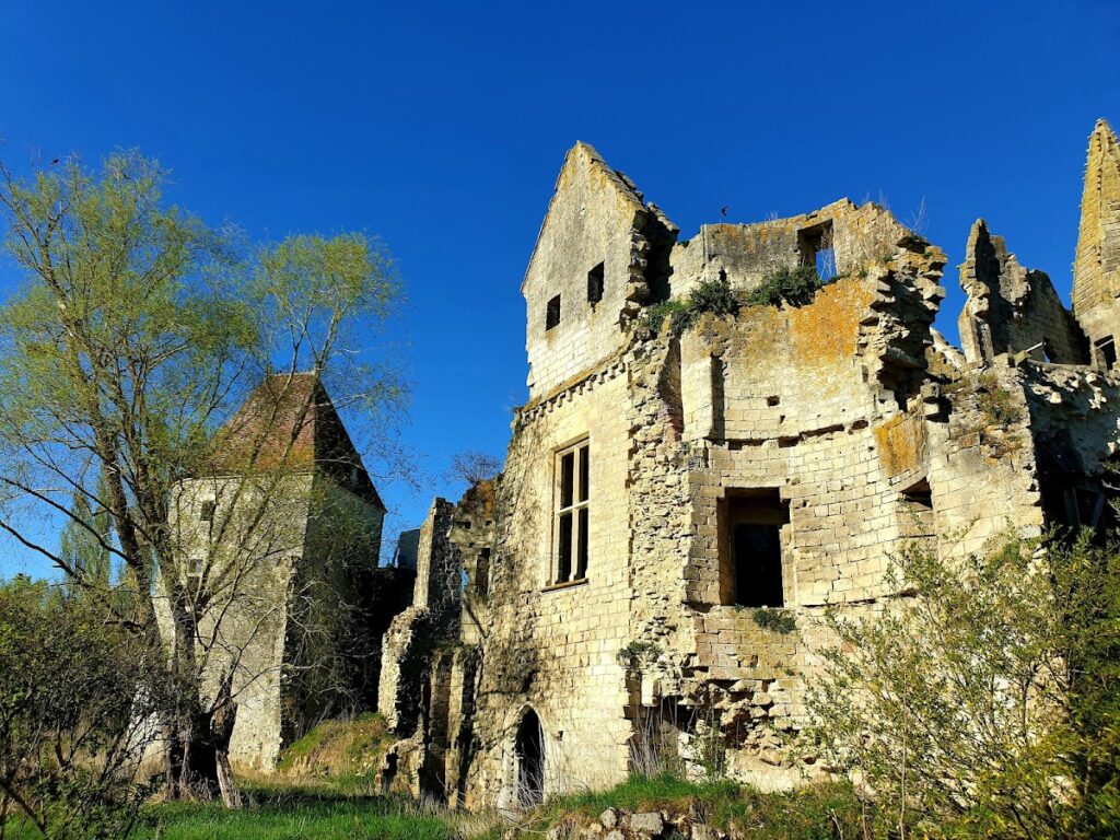 Château d'Armentières: A Medieval Fortified Residence in France 1 Château d'Armentières
