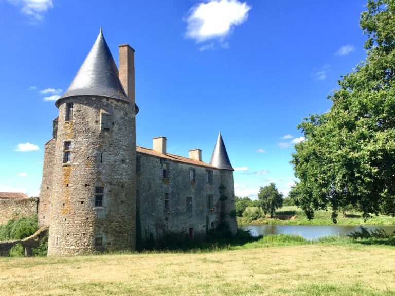 Château de la Grève: Fortified manor and baronial seat in Saint‑Martin‑des‑Noyers