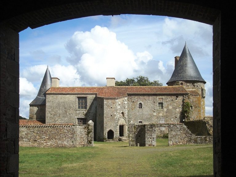 Château de la Grève: A Fortified Medieval Château in France