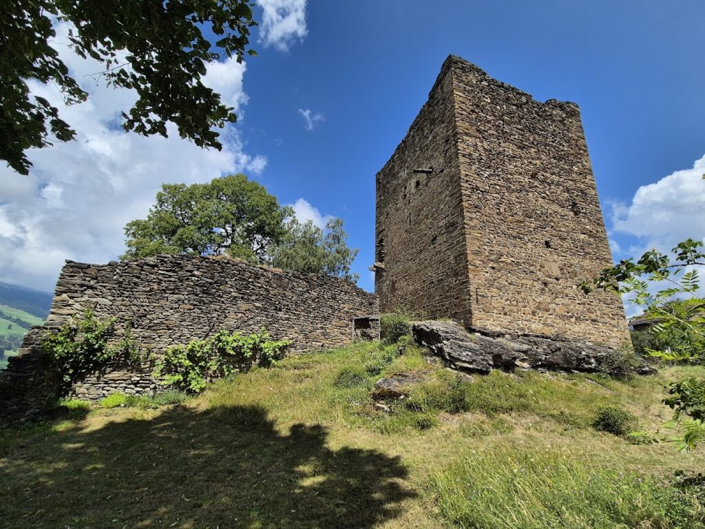 Hohenrätien Castle: A Church-Fortress and Alpine Way Station in Switzerland 3 Hohenrätien Castle