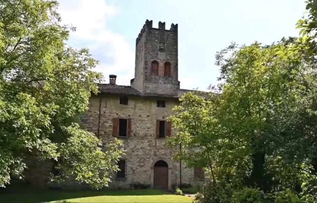 Castello di Castelcorniglio: A Medieval Fortress in Italy 2 Castello di Castelcorniglio