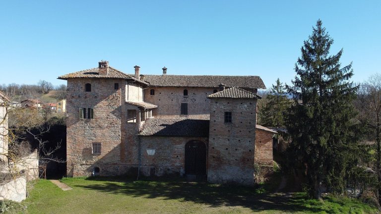 Castellar Ponzano Castle: A Fortification on the Scrivia Crossing