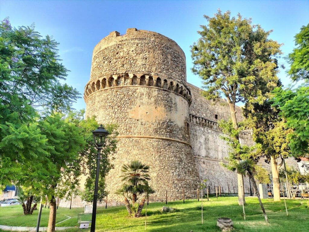 Aragonese Castle: A Historic Fortress in Reggio Calabria, Italy 1 Aragonese Castle