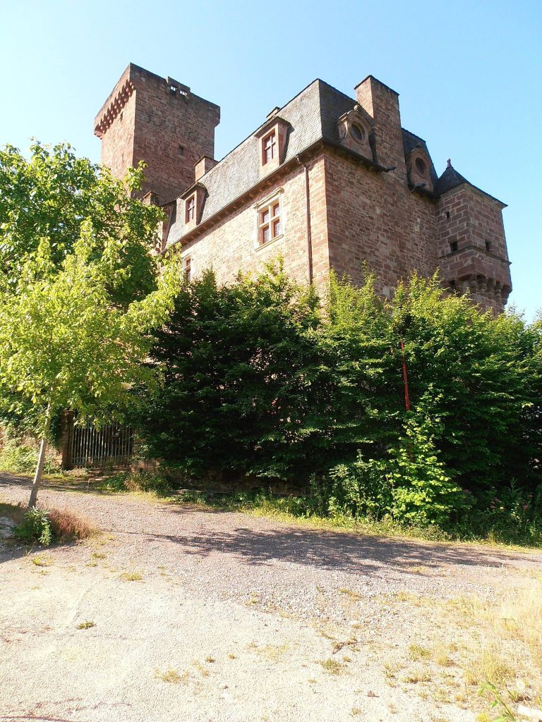 Château de la Servairie: A Medieval Castle in Mouret, France