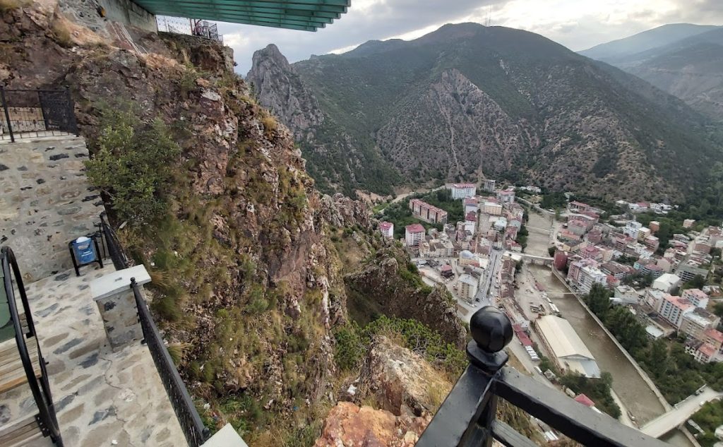 Torul Castle: A Genoese Signal-Fire Tower and Ottoman Conquest Site in Turkey 1 Torul Castle
