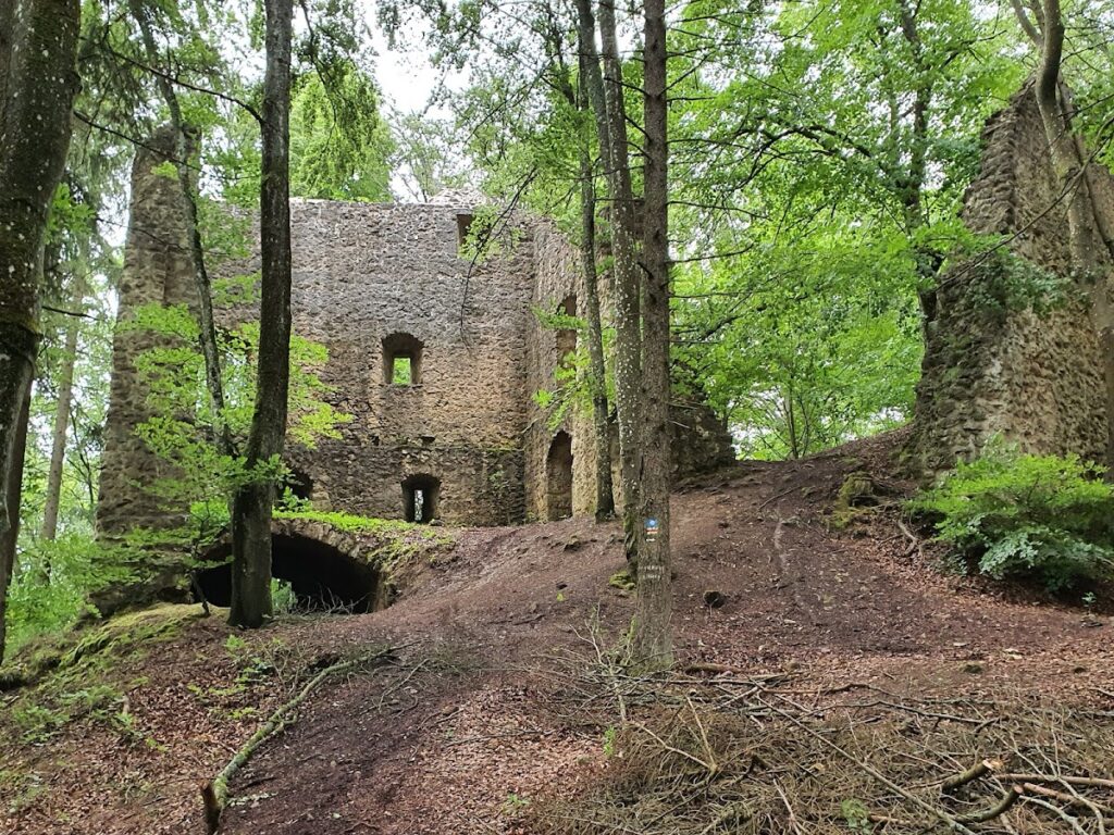 Burgruine Roßstein: A Late-Medieval Noble Castle Ruin in Bavaria 1 Burgruine Roßstein