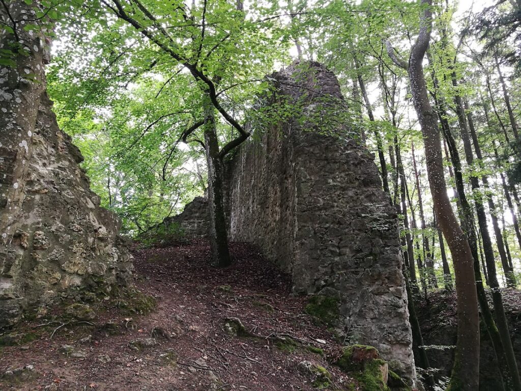 Burgruine Roßstein: A Late-Medieval Noble Castle Ruin in Bavaria 3 Burgruine Roßstein