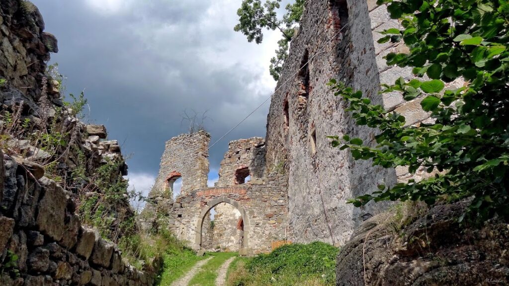 Spielberg Castle Ruins: A Medieval Fortress in Upper Austria 2 Burgruine Spielberg