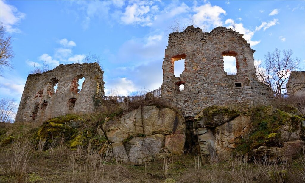 Spielberg Castle Ruins: A Medieval Fortress in Upper Austria 3 Burgruine Spielberg