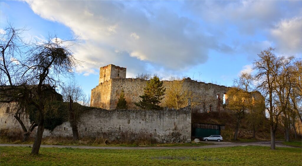 Spielberg Castle Ruins: A Medieval Fortress in Upper Austria 4 Burgruine Spielberg