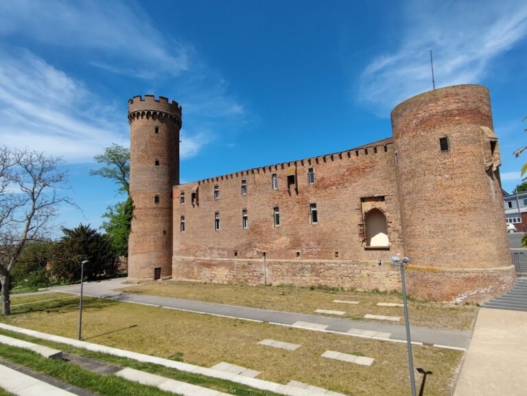 Zülpich Castle: An Electoral Cologne Fortress in Germany