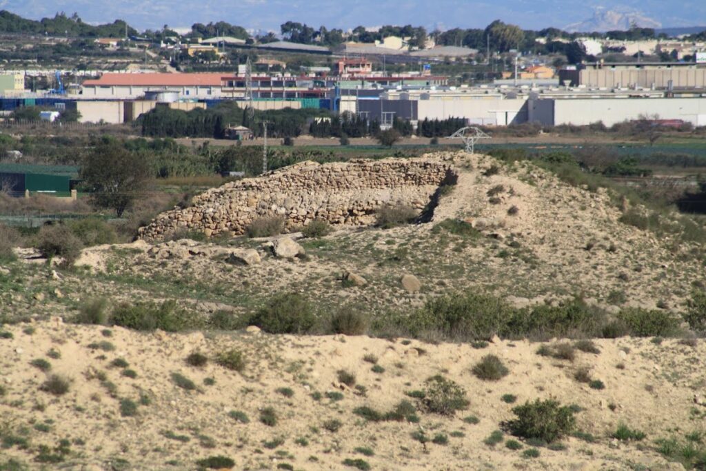 Phoenician Fortress of Cabezo Pequeño del Estaño: An Early Iron Age Trading Settlement in Spain 4 Phoenician fortress of Cabeço Petit de l'Estany