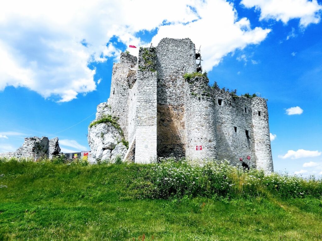 Mirów Castle: A Medieval Defensive and Residential Castle in Poland 1 Mirów Castle