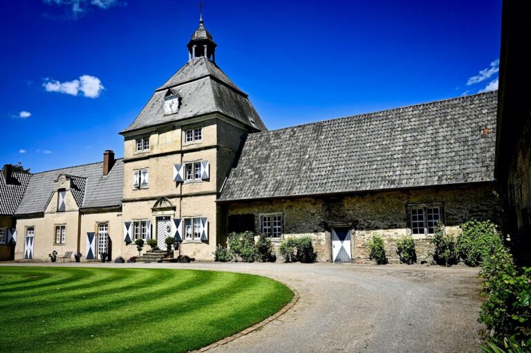 Westerwinkel Castle: A Baroque Moated Residence in Germany