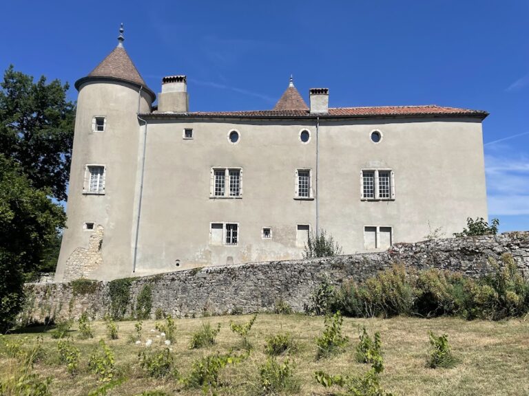 Château de Chenavel: A Former Seigneurial Castle in France